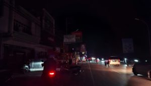 Situasi Ruko kawasan Timbau terpantau Gelap Gulita, Kamis (25/6/26). (Dilla/lingkarkaltim)