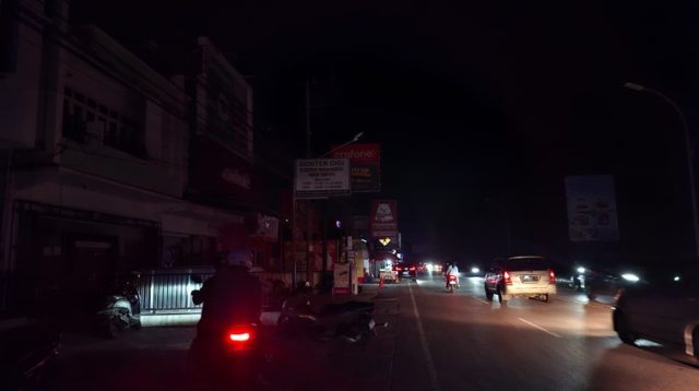 Situasi Ruko kawasan Timbau terpantau Gelap Gulita, Kamis (25/6/26). (Dilla/lingkarkaltim)