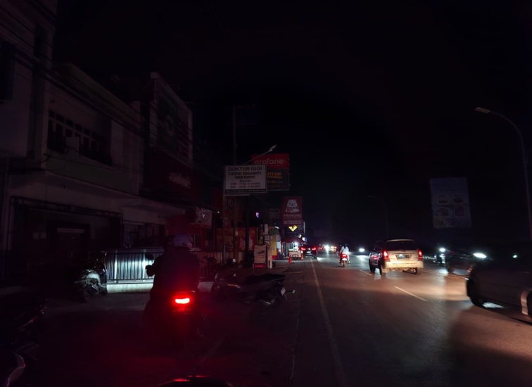 Situasi Ruko kawasan Timbau terpantau Gelap Gulita, Kamis (25/6/26). (Dilla/lingkarkaltim)