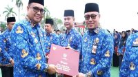 Kepala Disdikbud Kukar Heriansyah saat menerima Satyalancana Karya Satya. (Lingkar Kaltim/M. As'ari)