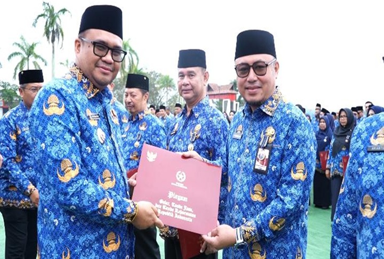 Kepala Disdikbud Kukar Heriansyah saat menerima Satyalancana Karya Satya. (Lingkar Kaltim/M. As'ari)