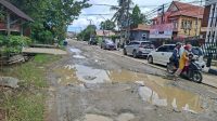 Kondisi Jalan Muso Bin Salim yang berlubang, Rabu (17/6/26). (Dilla/lingkarkaltim)