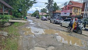 Kondisi Jalan Muso Bin Salim yang berlubang, Rabu (17/6/26). (Dilla/lingkarkaltim)