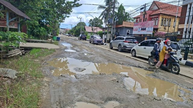 Kondisi Jalan Muso Bin Salim yang berlubang, Rabu (17/6/26). (Dilla/lingkarkaltim)
