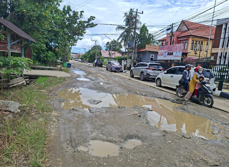 Kondisi Jalan Muso Bin Salim yang berlubang, Rabu (17/6/26). (Dilla/lingkarkaltim)