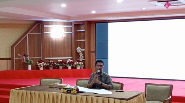 Wakil Ketua II DPRD Kukar Junadi saat memimpin RDP. (Lingkar Kaltim/M. As'ari)