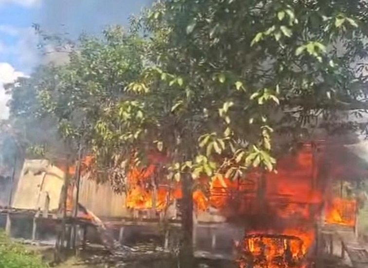 Rumah Kayu terlihat dilalap api, Jumat (26/6/26). (Doc. Pelopor pemersatu gabungan relawan).