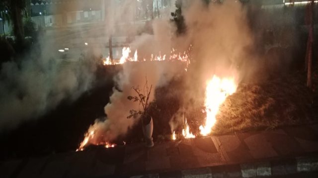 Situasi kebakaran sampah yang meleber di area taman jalur Jalan Robert Wolter Monginsidi, Kamis (25/6/26). (Doc. Disdamkarmatan Kukar)
