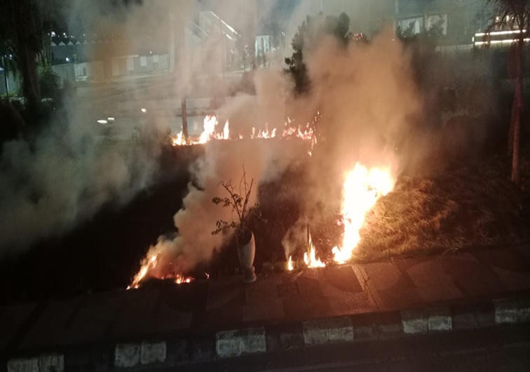 Situasi kebakaran sampah yang meleber di area taman jalur Jalan Robert Wolter Monginsidi, Kamis (25/6/26). (Doc. Disdamkarmatan Kukar)