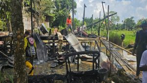 Situasi rumah kayu hangus terbakar dan tahap pendinginan, Jumat (26/6/26). (Doc. Polsek Loa Janan)