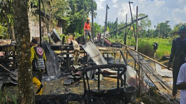 Situasi rumah kayu hangus terbakar dan tahap pendinginan, Jumat (26/6/26). (Doc. Polsek Loa Janan)