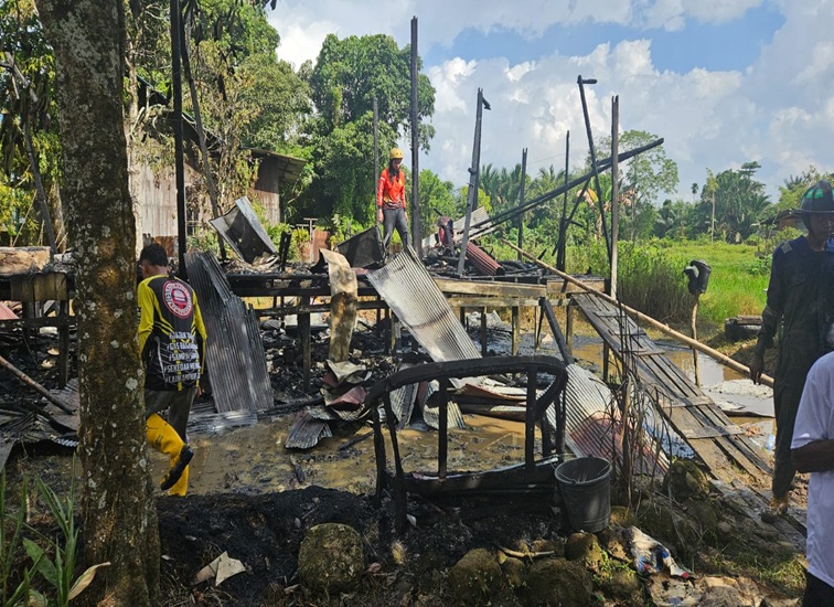 Situasi rumah kayu hangus terbakar dan tahap pendinginan, Jumat (26/6/26). (Doc. Polsek Loa Janan)