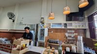 Reza (owner) membuat wedang setungku di dapur mereka, Sabtu (6/6/26).