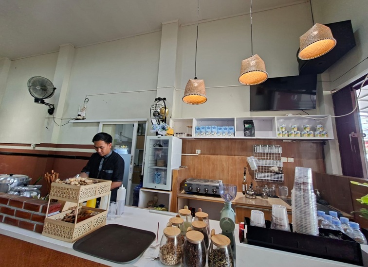 Reza (owner) membuat wedang setungku di dapur mereka, Sabtu (6/6/26).
