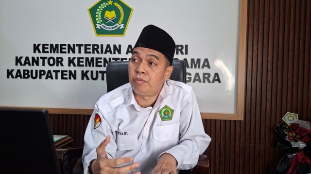 Kepala Kemenag Kukar, Ariyadi, Selasa (9/6/26). (Dilla/lingkarkaltim)