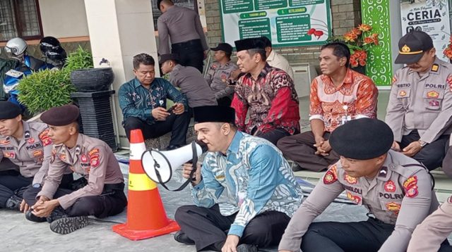 Kepala Kemenag Kukar Ariyadi saat menemui massa aksi. (Lingkar Kaltim/M. As'ari)