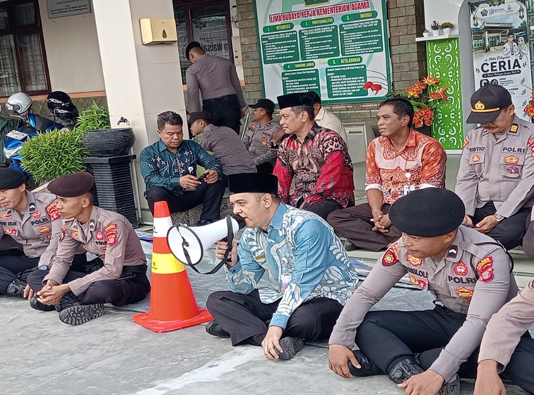 Kepala Kemenag Kukar Ariyadi saat menemui massa aksi. (Lingkar Kaltim/M. As'ari)
