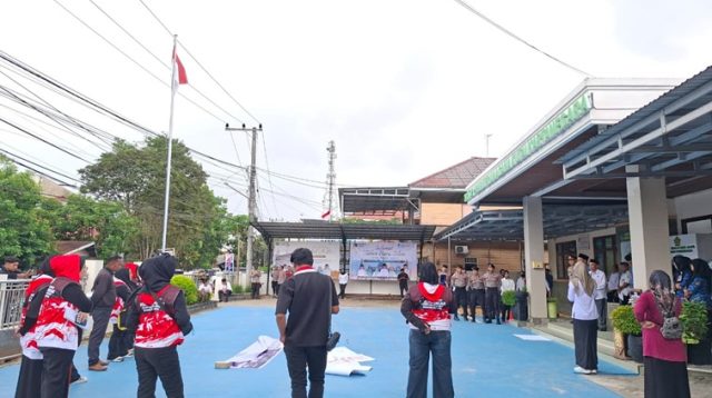 Aksi TRC PPA Kaltim geruduk Kemenag Kukar, Jalan Muso Bin Salim, Tenggarong, Senin (15/6/26). (Dilla/lingkarkaltim)