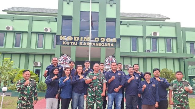 Foto Bersama Kodim 0906 bersama Ketua PWI Kuksr beserta kepengurusan periode masa bakti 2025–2028, Senin (29/6/26). (Dilla/lingkarkaltim)