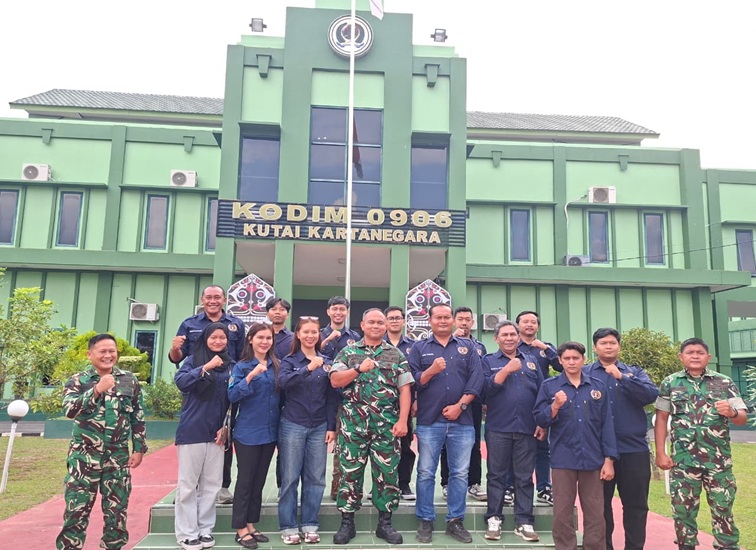Foto Bersama Kodim 0906 bersama Ketua PWI Kuksr beserta kepengurusan periode masa bakti 2025–2028, Senin (29/6/26). (Dilla/lingkarkaltim)