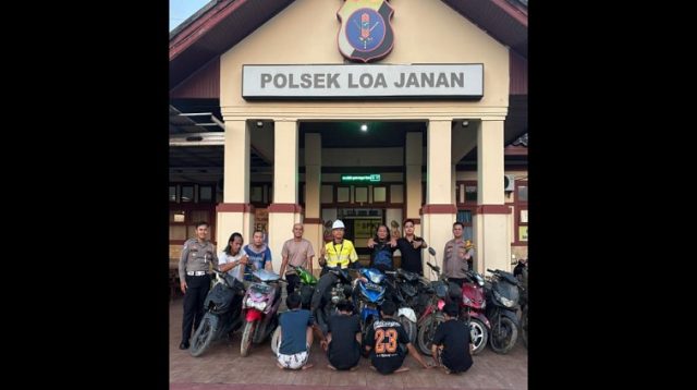 Tersangka beserta barang bukti yang diamankan di Polsek Loa Janan, Tenggarong, Kamis (18/6/26). (Doc. Polsek Loa Janan)