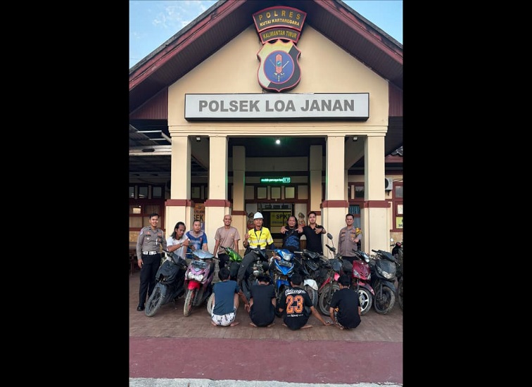 Tersangka beserta barang bukti yang diamankan di Polsek Loa Janan, Tenggarong, Kamis (18/6/26). (Doc. Polsek Loa Janan)