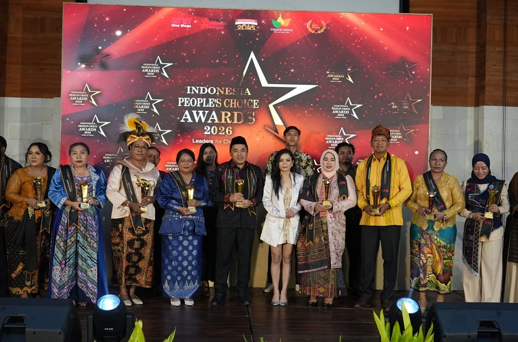 Ketua DPRD Kabupaten Kutai Kartanegara, Ahmad Yani, menerima penghargaan Indonesia People's Choice Award 2026 pada acara yang digelar di Grand Mega Resort & Spa Kuta, Bali, Sabtu (12/6/2026)