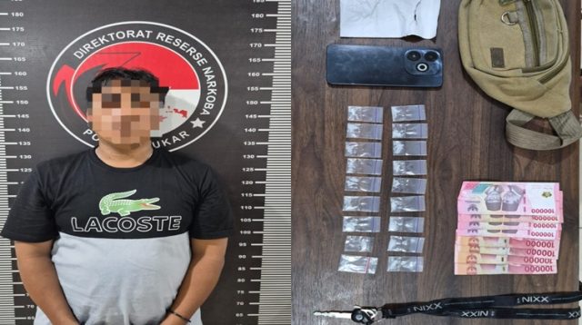 Tersangka beserta barang bukti yang diamankan oleh petugas, Selasa (2/6/26). (Doc. Humas Polres Kukar)