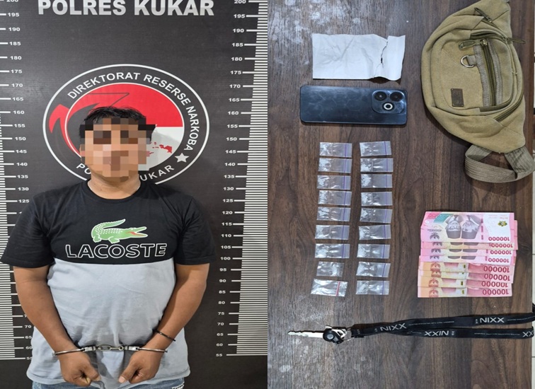 Tersangka beserta barang bukti yang diamankan oleh petugas, Selasa (2/6/26). (Doc. Humas Polres Kukar)