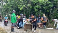 Kapolsek Loa Kulu beserta anggota dan masyarakat loa kulu bergotong royong meratakan serta memadatkan jalan, Dusun Merangan RT.007 dan RT.008, Desa Loh Sumber, pada Jumat (19/6/26), Tenggarong, (Doc. Polsek Loa Kulu)