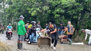 Kapolsek Loa Kulu beserta anggota dan masyarakat loa kulu bergotong royong meratakan serta memadatkan jalan, Dusun Merangan RT.007 dan RT.008, Desa Loh Sumber, pada Jumat (19/6/26), Tenggarong, (Doc. Polsek Loa Kulu)