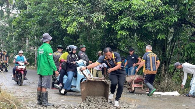 Kapolsek Loa Kulu beserta anggota dan masyarakat loa kulu bergotong royong meratakan serta memadatkan jalan, Dusun Merangan RT.007 dan RT.008, Desa Loh Sumber, pada Jumat (19/6/26), Tenggarong, (Doc. Polsek Loa Kulu)