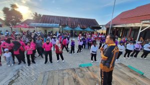 Jalan santai polsek loa kulu bersama warga, Jumat (26/6/26). (Doc. Polsek Loa Kulu)