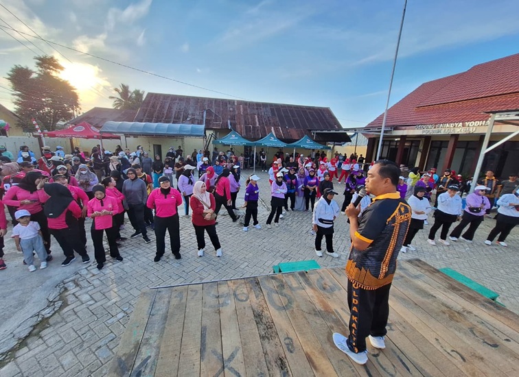 Jalan santai polsek loa kulu bersama warga, Jumat (26/6/26). (Doc. Polsek Loa Kulu)