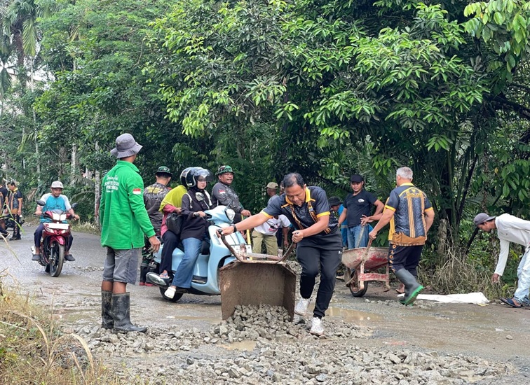 Kapolsek Loa Kulu beserta anggota dan masyarakat loa kulu bergotong royong meratakan serta memadatkan jalan, Dusun Merangan RT.007 dan RT.008, Desa Loh Sumber, pada Jumat (19/6/26), Tenggarong, (Doc. Polsek Loa Kulu)