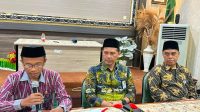 Kepala Bidang Pendidikan Agama dan Keagamaan Islam (Pakis) Kanwil Kemenag Kaltim, Muhammad Isnaini didampingin kepala Kemenag Kukar, Kabag TU, Kamis (18/6/26). (Dilla/lingkarkaltim)