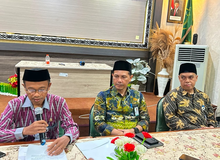Kepala Bidang Pendidikan Agama dan Keagamaan Islam (Pakis) Kanwil Kemenag Kaltim, Muhammad Isnaini didampingin kepala Kemenag Kukar, Kabag TU, Kamis (18/6/26). (Dilla/lingkarkaltim)