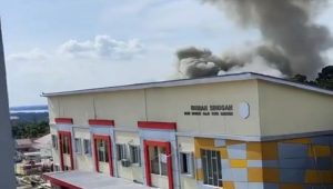 Kepulan Asap kebakaran di belakang rumah singgah RSUD DAYAKU RAJA Kota Bangun, Selasa (30/6/26). (Doc. Screenshot Video Pos Sektor Kota Bangun)