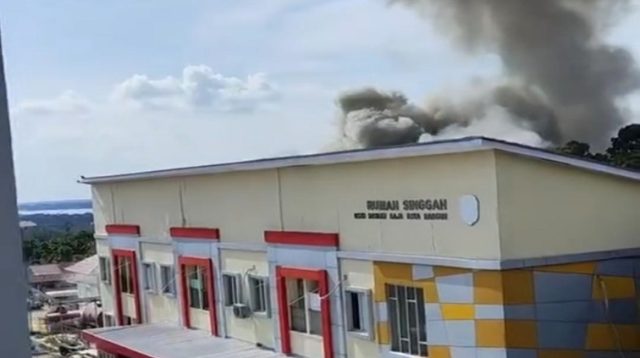 Kepulan Asap kebakaran di belakang rumah singgah RSUD DAYAKU RAJA Kota Bangun, Selasa (30/6/26). (Doc. Screenshot Video Pos Sektor Kota Bangun)