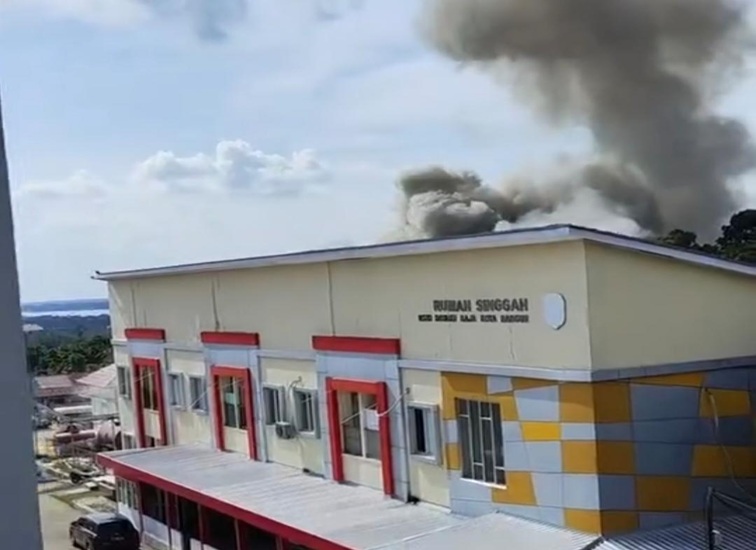 Kepulan Asap kebakaran di belakang rumah singgah RSUD DAYAKU RAJA Kota Bangun, Selasa (30/6/26). (Doc. Screenshot Video Pos Sektor Kota Bangun)
