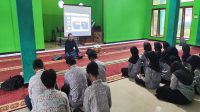 Ketua PWI Kukar, Andi Wibowo memberikan Pelatihan Jurnalistik kepada Siswa-Siswi SMA Muhammadiyah, Tenggarong, Kamis (11/6/2026). (Istimewa)