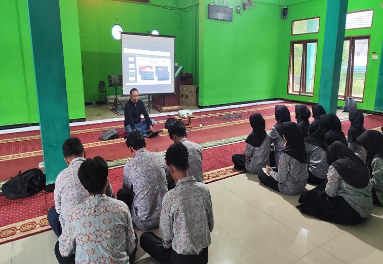Ketua PWI Kukar, Andi Wibowo memberikan Pelatihan Jurnalistik kepada Siswa-Siswi SMA Muhammadiyah, Tenggarong, Kamis (11/6/2026). (Istimewa)