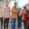 Polres Kukar bersama PWI salurkan beras kepada Ojol, Pasukan kebersihan di Pos Kumala Polisi, Jalan K.H. Akhmad Mukhsin, Tenggarong, Jumat (5/6/26). (Dilla/Lingkarkaltim)