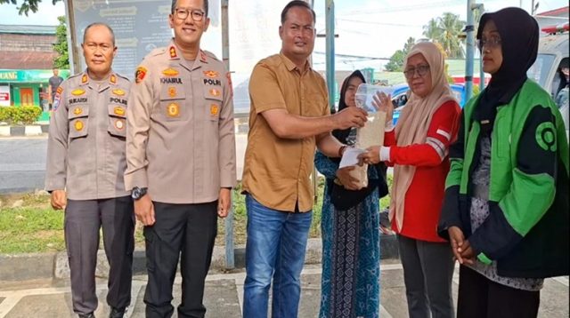 Polres Kukar bersama PWI salurkan beras kepada Ojol, Pasukan kebersihan di Pos Kumala Polisi, Jalan K.H. Akhmad Mukhsin, Tenggarong, Jumat (5/6/26). (Dilla/Lingkarkaltim)