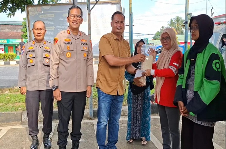 Polres Kukar bersama PWI salurkan beras kepada Ojol, Pasukan kebersihan di Pos Kumala Polisi, Jalan K.H. Akhmad Mukhsin, Tenggarong, Jumat (5/6/26). (Dilla/Lingkarkaltim)