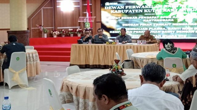 RDP terkait pengembalian Plasma, ganti rugi, dan Kemitraan Perkebunan Sawit dengan PT JMS di Kecamatan Muara Wis. (Lingkar Kaltim/M. As'ari)