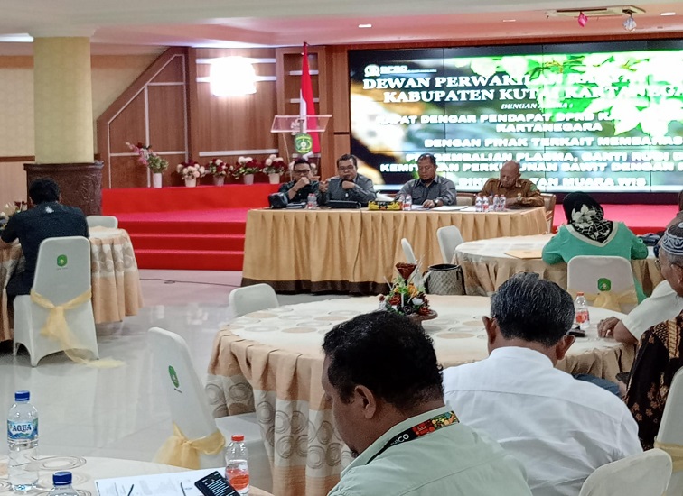 RDP terkait pengembalian Plasma, ganti rugi, dan Kemitraan Perkebunan Sawit dengan PT JMS di Kecamatan Muara Wis. (Lingkar Kaltim/M. As'ari)