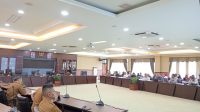 RDP DPRD Kukar bersama masyarakat penghuni Perumahan Eks Tanjong di Mangkurawang. (Lingkar Kaltim/M. As'ari)