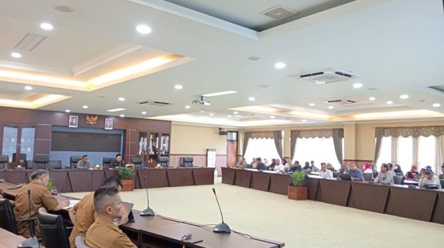 RDP DPRD Kukar bersama masyarakat penghuni Perumahan Eks Tanjong di Mangkurawang. (Lingkar Kaltim/M. As'ari)