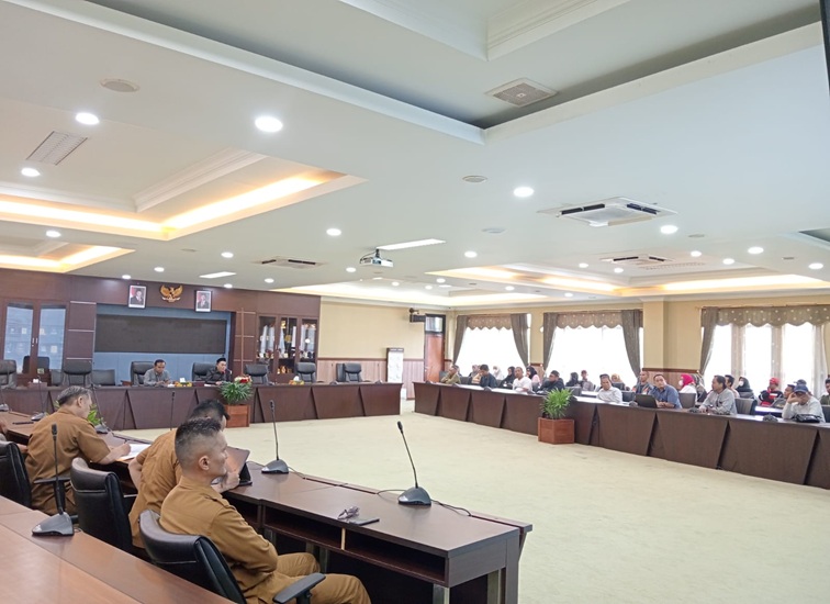 RDP DPRD Kukar bersama masyarakat penghuni Perumahan Eks Tanjong di Mangkurawang. (Lingkar Kaltim/M. As'ari)